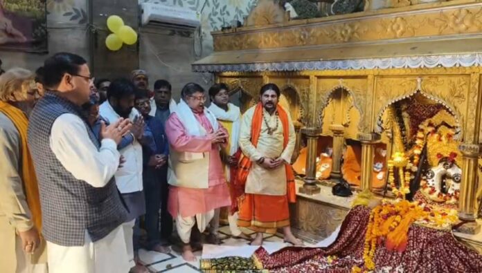 मुख्यमंत्री धामी ने किए बगलामुखी पीतांबरा मंदिर के दर्शन