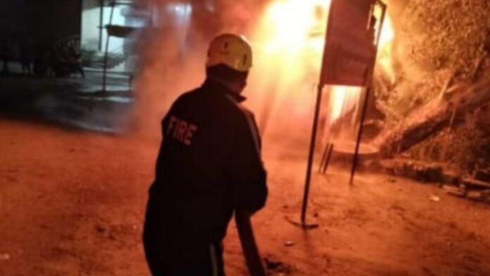 टायर के खोखे में आग लगने से हजारों का सामान खाक