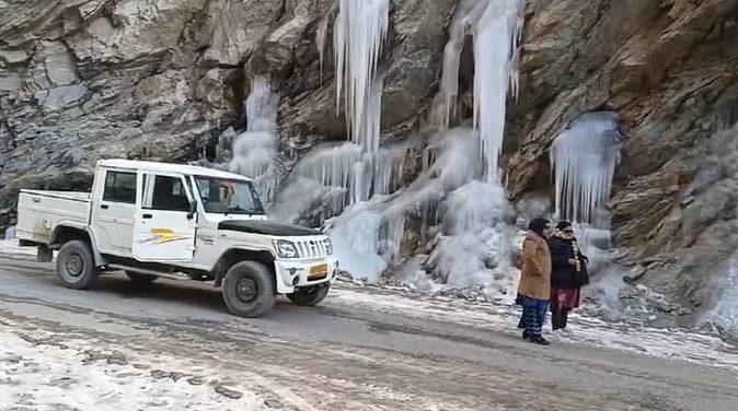 पर्यटन: नीती घाटी में जमे झरने, पर्यटक कर रहे खूबसूरती का दीदार