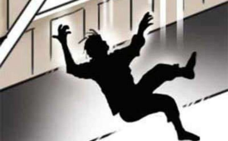 सबक: मकान मालिक ने किया पीछा तो छत से कूद गया चोर, पुलिस ने पकड़कर भिजवाया अस्पताल, मुकदमा दर्ज़