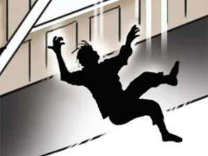 सबक: मकान मालिक ने किया पीछा तो छत से कूद गया चोर, पुलिस ने पकड़कर भिजवाया अस्पताल, मुकदमा दर्ज़