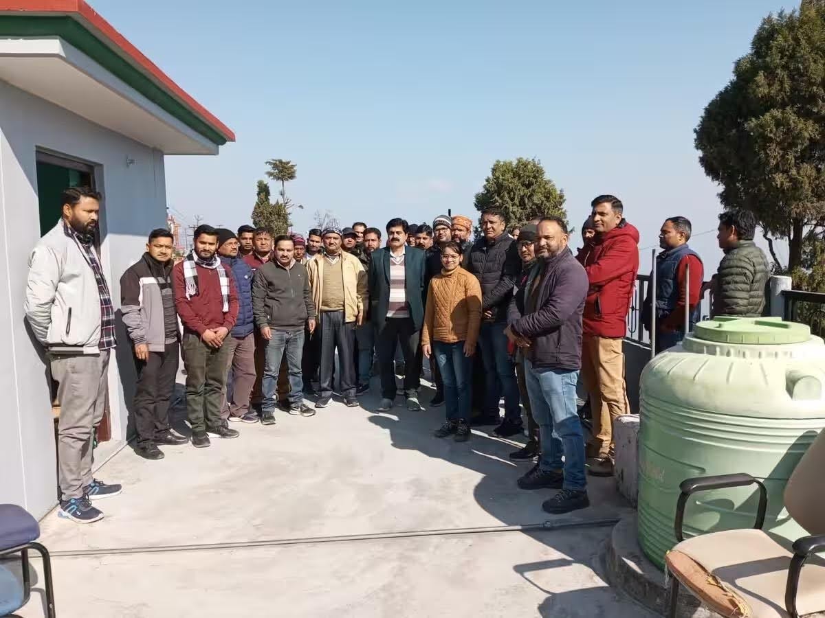 आक्रोश: पेयजल कर्मियें ने किया कार्यबहिष्कार, बाहरी एजेंसियों को काम देने का कर रहे ङैं विरोध