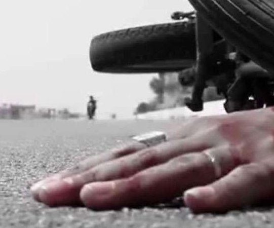 हादसा:  अनियंत्रित होकर पोल से टकराई बाइक, एक की मौत,एक गंभीर