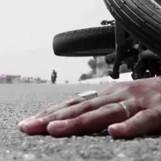 हादसा:  अनियंत्रित होकर पोल से टकराई बाइक, एक की मौत,एक गंभीर