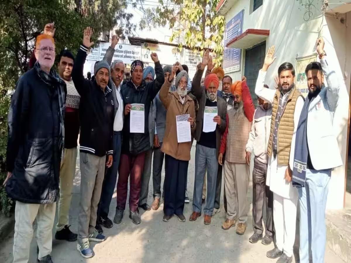 आवाज: स्टोन क्रशर लगाने की अनुमति दिए जाने से खफ़ा किसानों ने तहसील कार्यालय पर किया प्रदर्शन