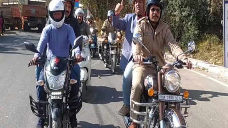 सड़क सुरक्षा: एसपी अजय गणपति और हेलमेट मैन राघवेंद्र ने आम लोगों को पढ़ाया  यातायात नियमों का पाठ