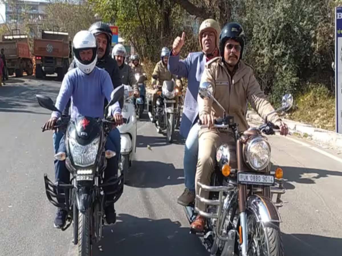 सड़क सुरक्षा: एसपी अजय गणपति और हेलमेट मैन राघवेंद्र ने आम लोगों को पढ़ाया  यातायात नियमों का पाठ