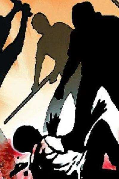 दुस्साहस: कर्मचारी को महंगा पड़ा महिलाकर्मी को डांटना, महिला के परिजनों ने कर दिया पीट-पीट कर अधमरा