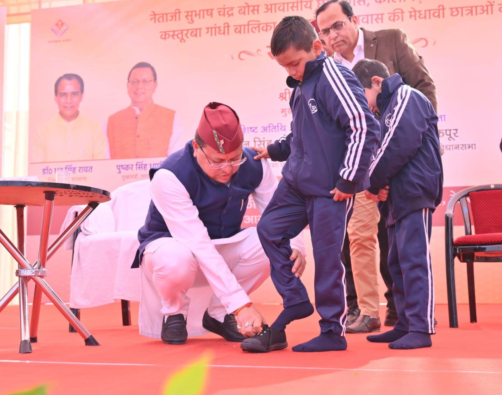 अनूठा अंदाज़: जब-जब मिलता है मौका, बच्चों पर खूब प्यार लुटाते हैं मुख्यमंत्री पुष्कर सिंह धामी