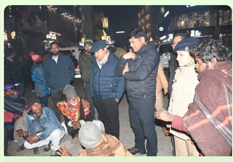 जनसेवा: सर्द रात में डीएम गर्ब्याल व एसएसपी डोबाल ने ली बेसहारा गरीबों की सुध, कंबलों का किया वितरण