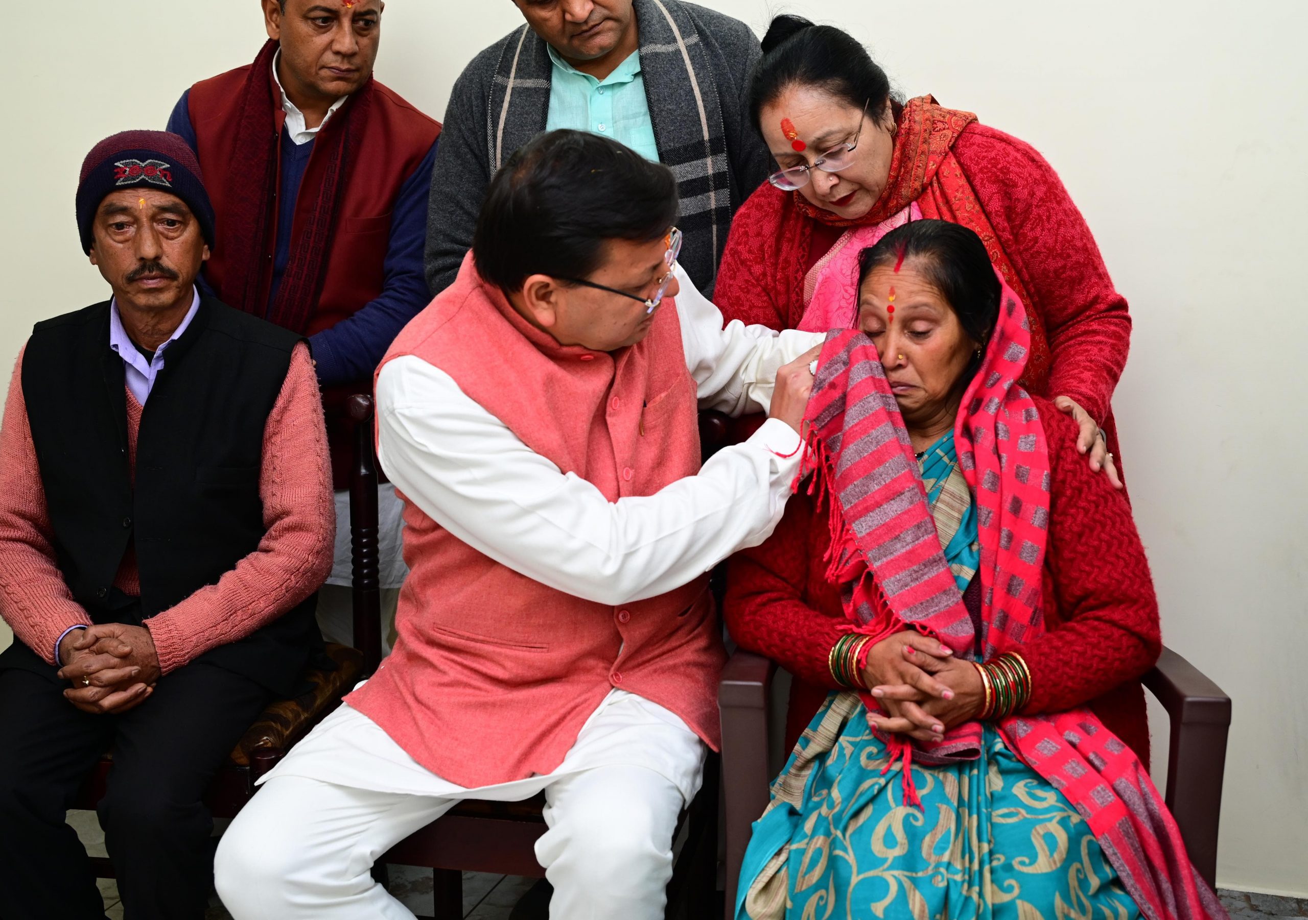 संवेदना: शहीद संजय बिष्ट के घर पहुंचे सीएम धामी, परिवार को जल्द मिलेगी नौकरी दिलाने का किया वादा