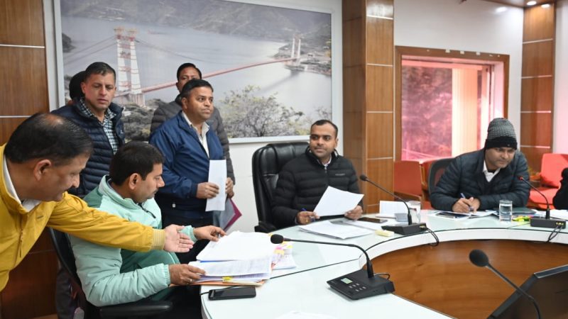 सुनवाई: जनता मिलन कार्यक्रम में डीएम ने सुनीं लोगों की शिकायतें, संबंधित विभागों को दिये निरारण के निर्देश