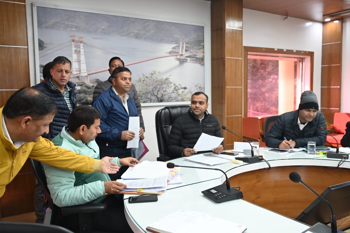 सुनवाई: जनता मिलन कार्यक्रम में डीएम ने सुनीं लोगों की शिकायतें, संबंधित विभागों को दिये निरारण के निर्देश