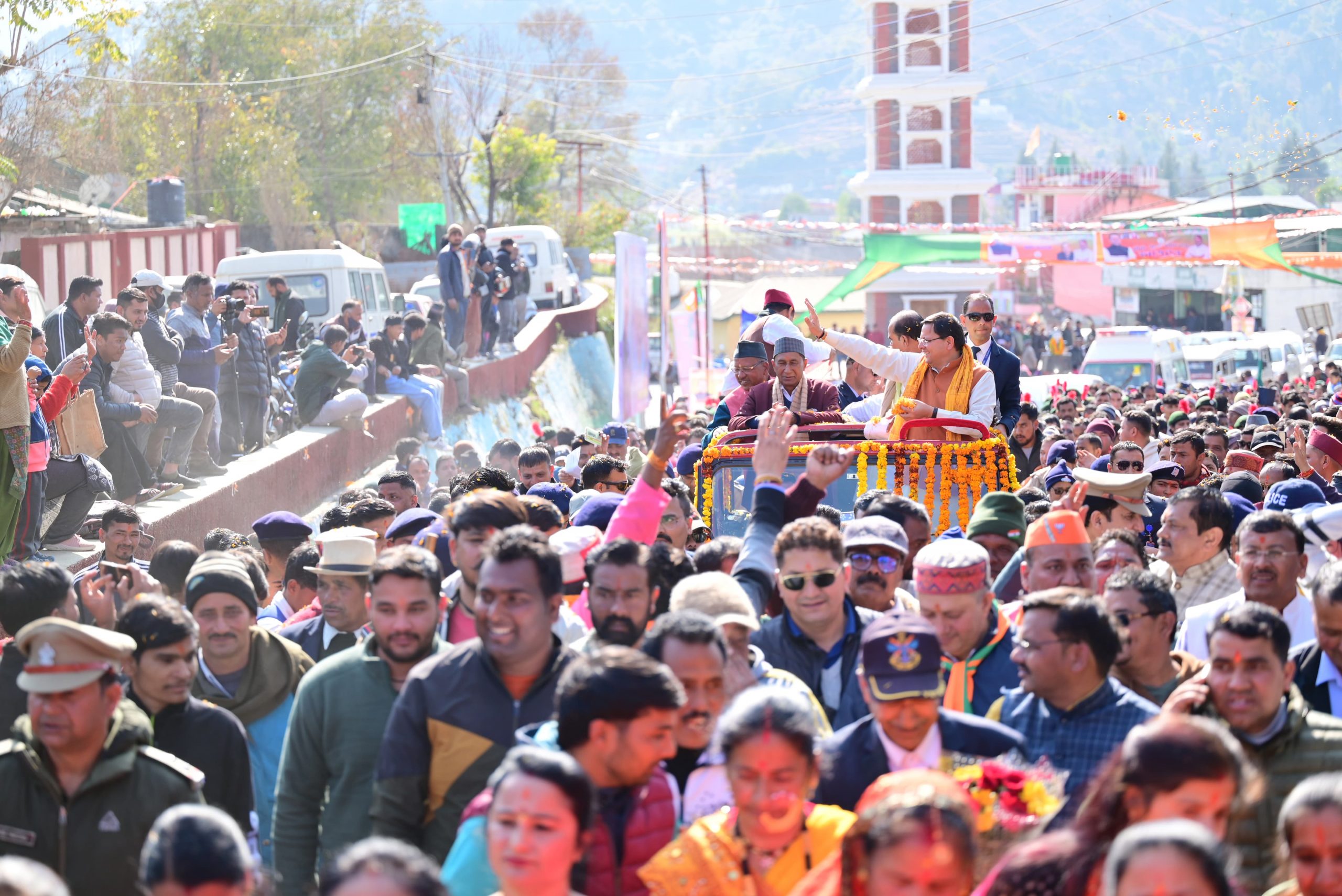 उत्साह: पिथौरागढ़ में धामी का रोड शो, जोशोखरोश के साथ उमड़ी भारी भीड़
