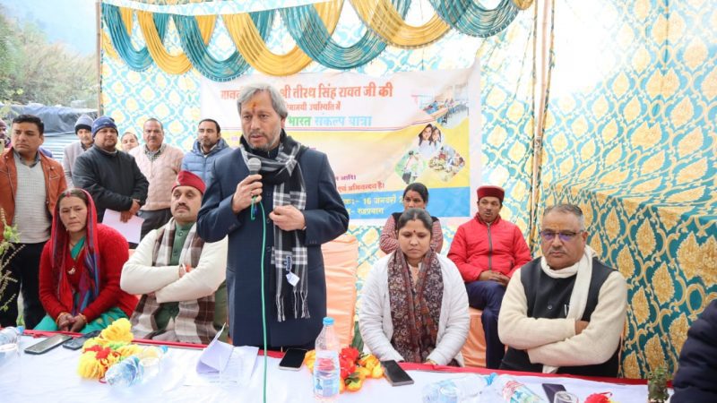 राज-काज: उज्ज्वला योजना के लाभार्थियों को गढ़वाल सांसद तीरथ सिंह रावत ने वितरित किए कनेक्शन