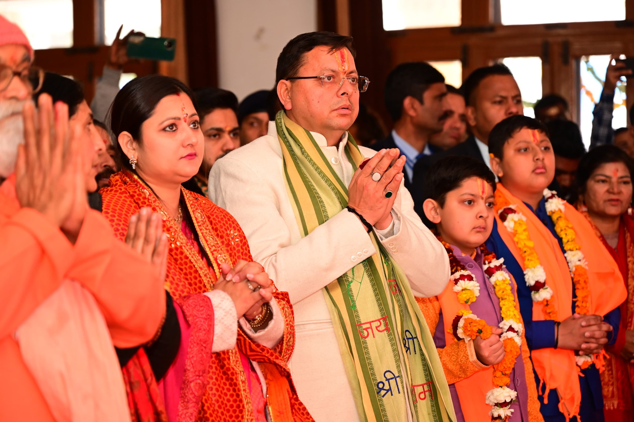 प्राण प्रतिष्ठा: सीएम धामी ने सपरिवार किया पूजा-अर्चना और यज्ञ, भक्तजनों को बांटा प्रसाद