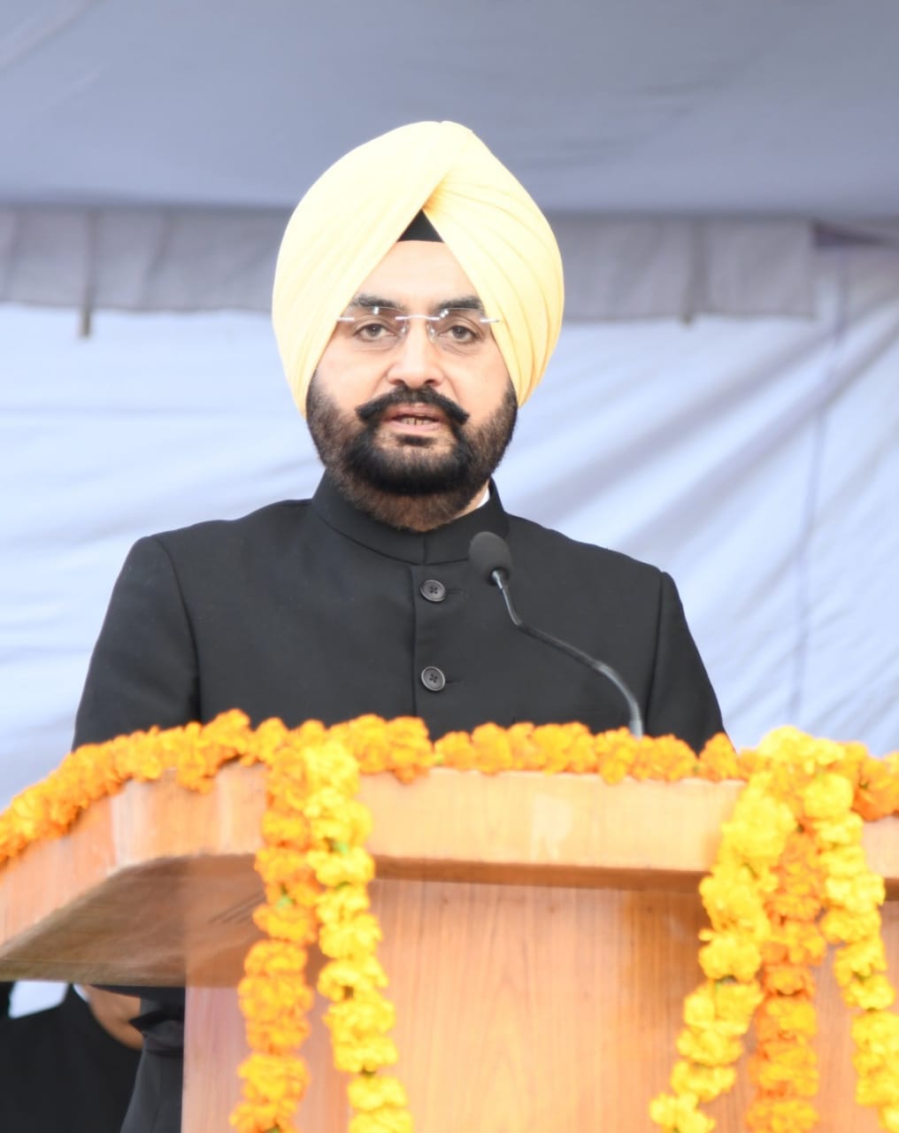 गणतंत्र दिवस: परेड ग्राउंड में आयोजित किया गया ध्वजारोहण कार्यक्रम,निकाली गयी झांकियां