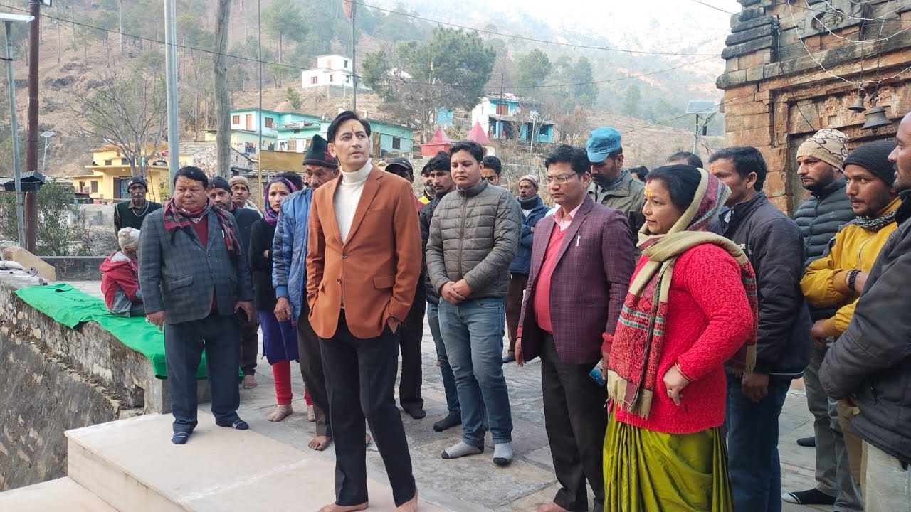 भ्रमण: कपिलेश्वर महादेव मंदिर पहुंचे कुमाऊं कमिश्नर दीपक रावत, पूजा अर्चना कर सुनीं लोगों की समस्याएं