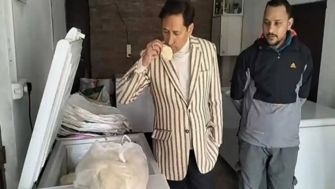 एक्शन: कुमाऊं कमिश्नर दीपक रावत ने की बड़ी कार्रवाई, दुकान पर छापा मारकर पकड़ा मिलावटी मावा