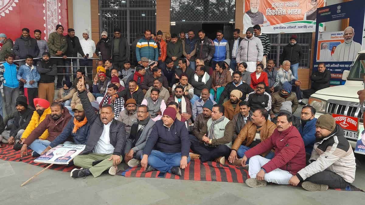 विरोध: सड़कों के निर्माण में धांधली के खिलाफ विधायक का धरना, सरकार पर लगाया क्षेत्र की अनदेखी का आरोप