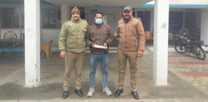 शिकंजा: पुलिस ने एक आरोपी तमंचा व कारतूस सहित किया गिरफ्तार, हत्या के प्रयास में चल रहा था फरार