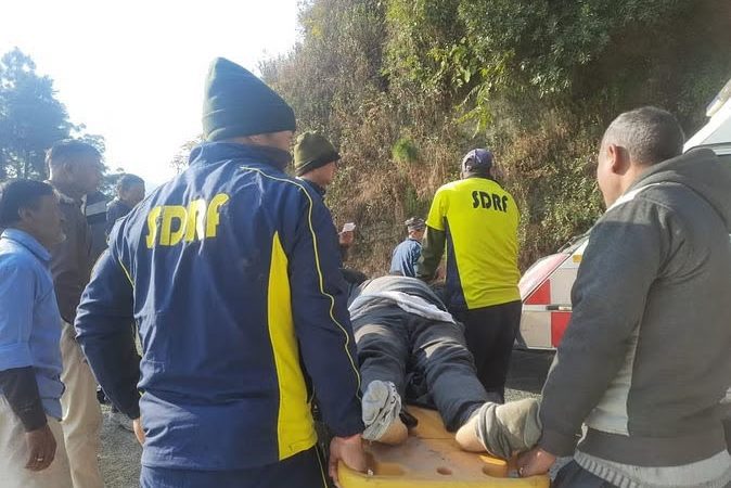 गनीमत: दो सौ मीटर गहरी खाई में जा गिरी चलती कार, हादसे में घायल तीन लोग अस्पताल में भर्ती
