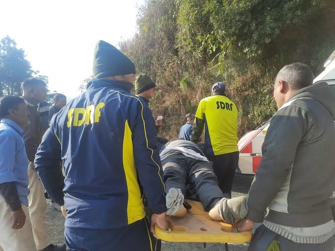 गनीमत: दो सौ मीटर गहरी खाई में जा गिरी चलती कार, हादसे में घायल तीन लोग अस्पताल में भर्ती