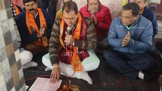 श्रद्धा: कैबिनेट मंत्री डाॅ प्रेमचंद ने किया हनुमान चालीसा का पाठ, रामभक्तों पर की पुष्प वर्षा