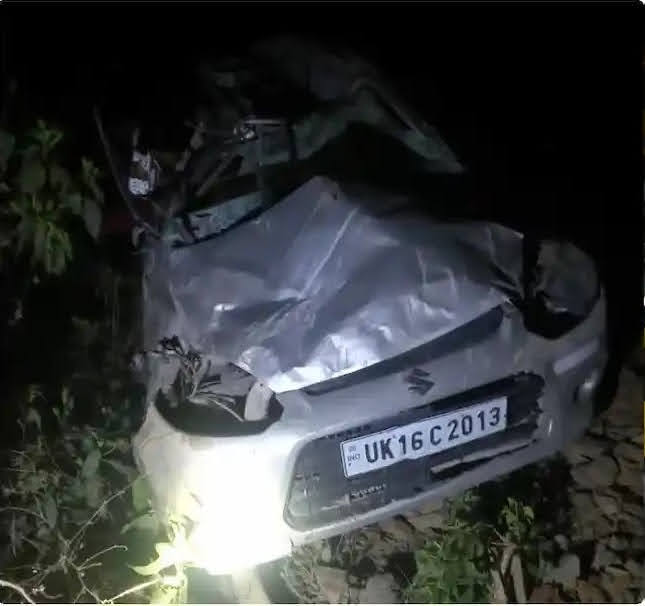 हादसा:देर रात को गहरी खाई में जा गिरी कार, चालक की मौके पर ही मौत