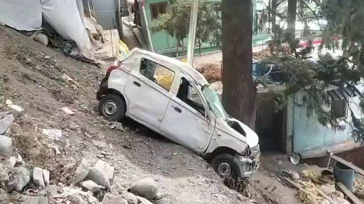 गनीमत: खाई में गिरी टैक्सी कार विद्युत पोल पर जा अटकी, बाल-बाल बच गयी सवारों की जान