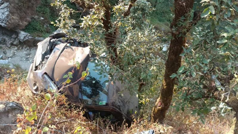 हादसा: खाई में गिरी कार, दो युवतियों सहित चार घायल
