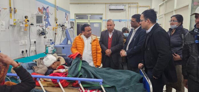 सद्भाव: स्वास्थ्य मंत्री डाॅ धन सिंह रावत ने जाना  गुलदार के हमले से घायल बालक का हाल