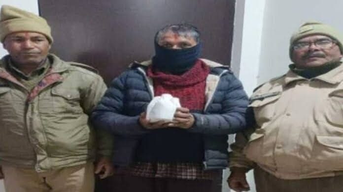 सबक: परचून की दुकान की आड़ में बेच रहा था शराब, पुलिस ने रंगे हाथ धर दबोचा दुकानदार को