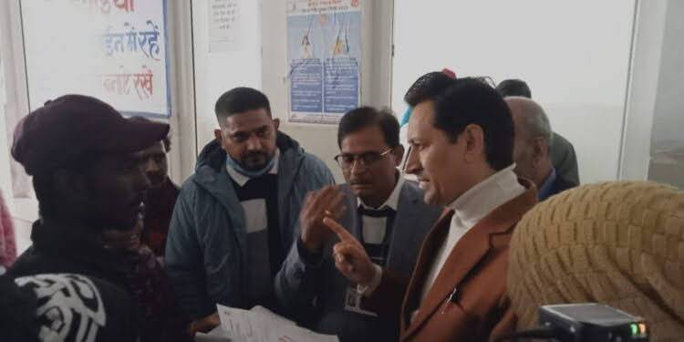 जायजा: अचानक जिला अस्पताल पहुंचे कुमाऊं कमिश्नर दीपक रावत, डाॅक्टर व अन्य स्टाफ में हड़कंप