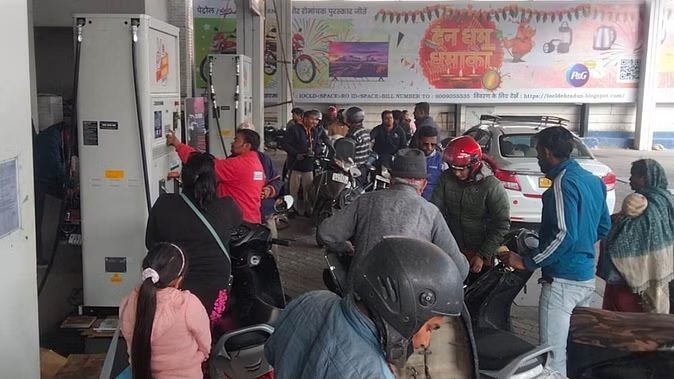  हड़ताल: दूसरे दिन भी थमे टैंकरों के चक्के, तेल भरवाने के लिए पेट्रोल पंपों पर उमड़ी भीड़