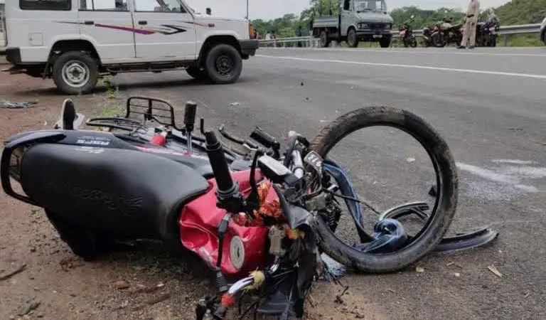 हादसा: यहा मातम में बदल गयीं खुशियां, दीवार से टकराकर बाइक सवार दो युवकों की मौत