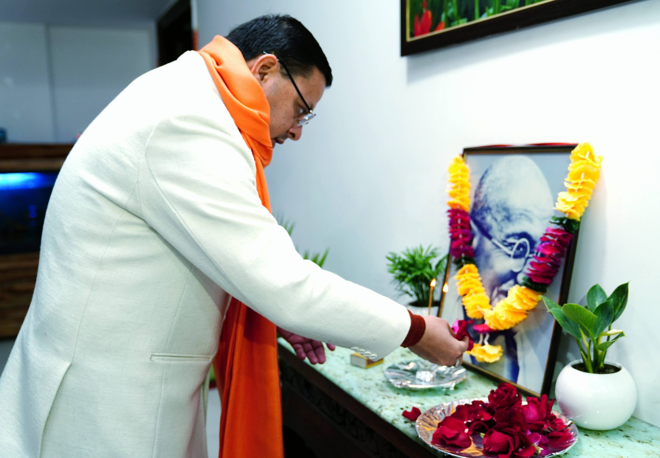 स्मरण: राष्ट्रपिता महात्मा गांधी को सीएम धामी ने दी श्रद्धाजंलि