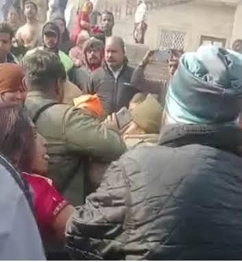 ब्रेकिंग न्यूज: परिवार वालों ने गंगा में डूबोकर ले ली अपने बच्चे की ली जान, वज़ह जान कर आप हो जाएंगे हैरान