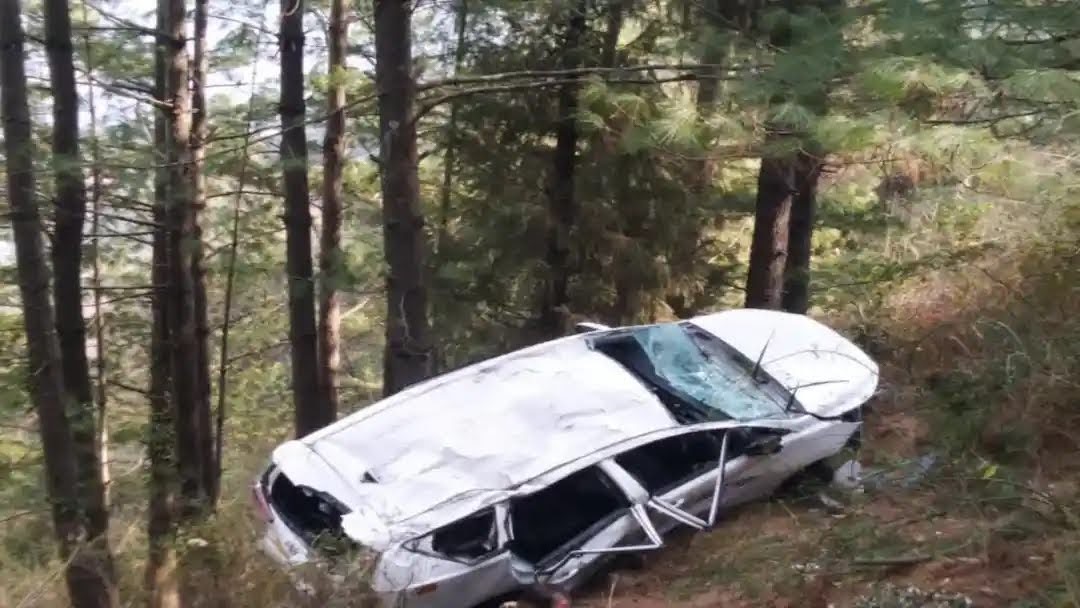 हादसा: अनियंत्रित होकर खाई में जा गिरा वाहन, चार पर्यटक घायल पर्यटक अस्पताल में भर्ती