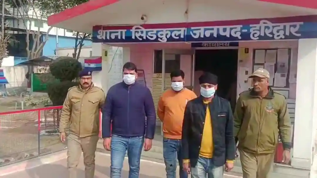 सबक:  कार में खुलेआम कर रहे थे अश्लील हरकत,  एक महिला समेत 3 आरोपी गिरफ्तार