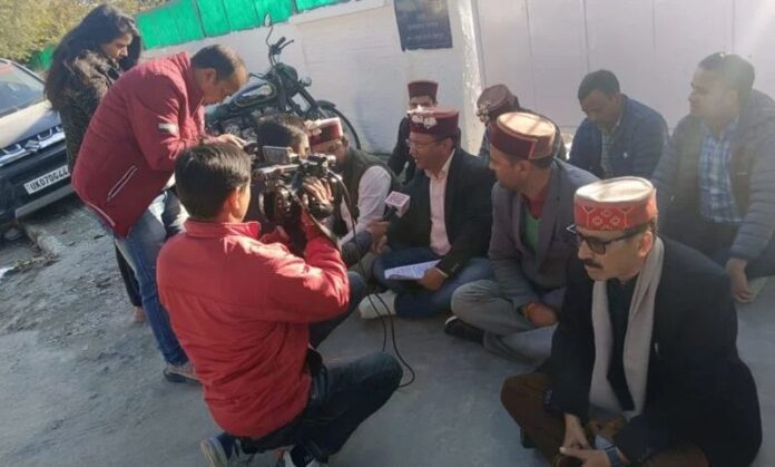 बड़ी खबर:  वन मंत्री सुबोध उनियाल के खिलाफ़ धरने पर बैठे भाजपा विधायक, पढ़िए क्या है मामला