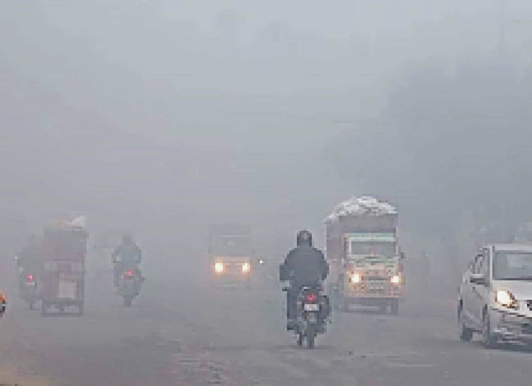 मौसम:कोहरे का कहर जारी,बारिश नहीं हुई तो घटता जाएगा तापमान