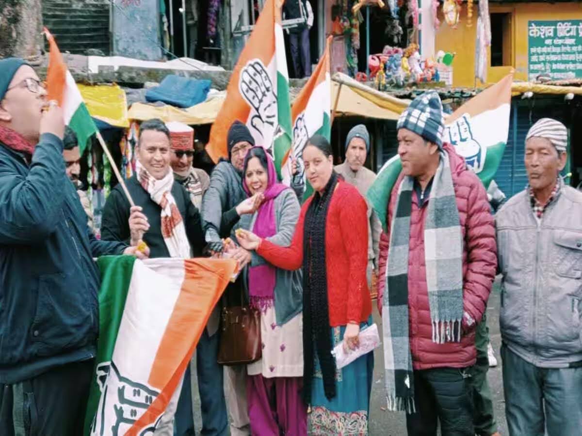 हर्ष: चमोली जिला पंचायत अध्यक्ष रजनी भंडारी की बहाली पर कांग्रेसियों ने किया खुशी का इज़हार