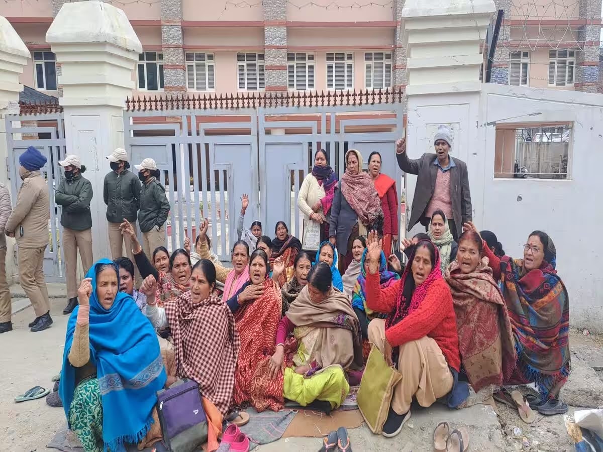 नाराज़गी: राज्य आंदोलनकारियों के लंबित आवेदनों पर निर्णय न होने के विरोध में किया प्रदर्शन
