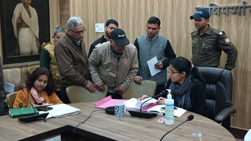 रूबरू: जनसुनवाई में दर्ज़ हुईं कुल 102 शिकायतें, डीएम सोनिका ने दिये कार्रवाई के निर्देश