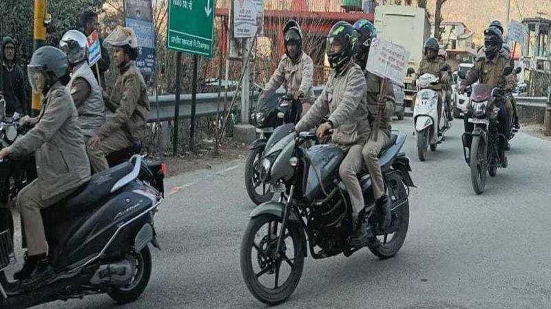जागरूकता: पुलिस ने बाइक रैली निकालकर दी लोगों को यातायात नियमों के पालन की सीख