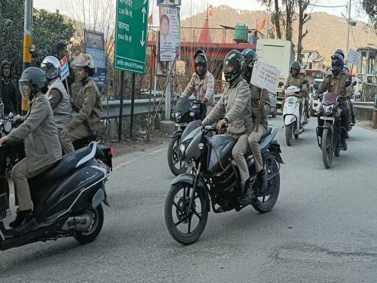 जागरूकता: पुलिस ने बाइक रैली निकालकर दी लोगों को यातायात नियमों के पालन की सीख