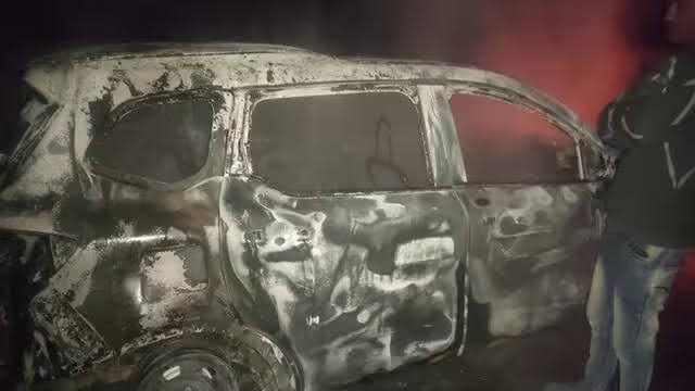 गनीमत: आग का गोला बन गयी चलती कार, चालक ने बाहर कूदकर बचायी जान