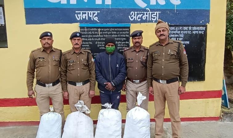 शिकंजा: पिकअप वाहन से 06 लाख से अधिक का गांजा बरामद, एक गिरफ्तार दूसरा फरार