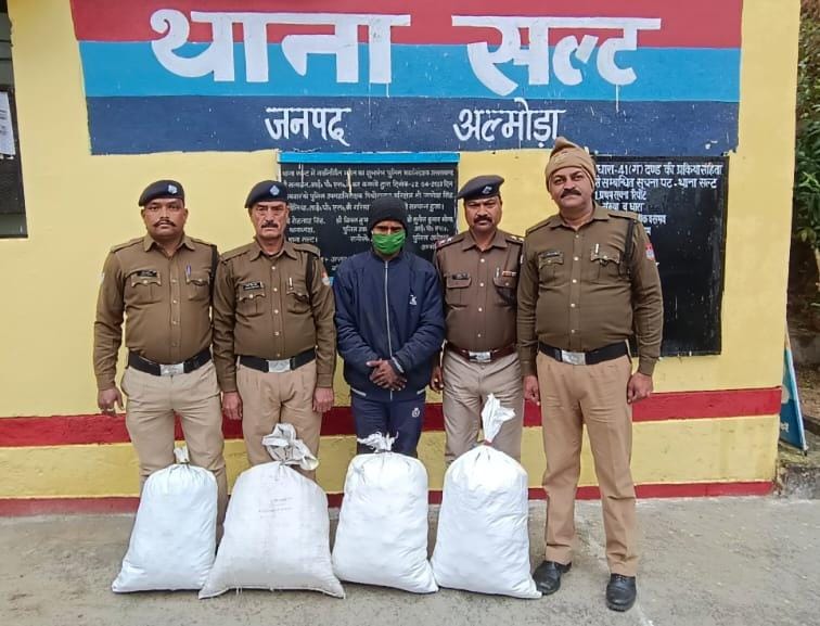 शिकंजा: पिकअप वाहन से 06 लाख से अधिक का गांजा बरामद, एक गिरफ्तार दूसरा फरार